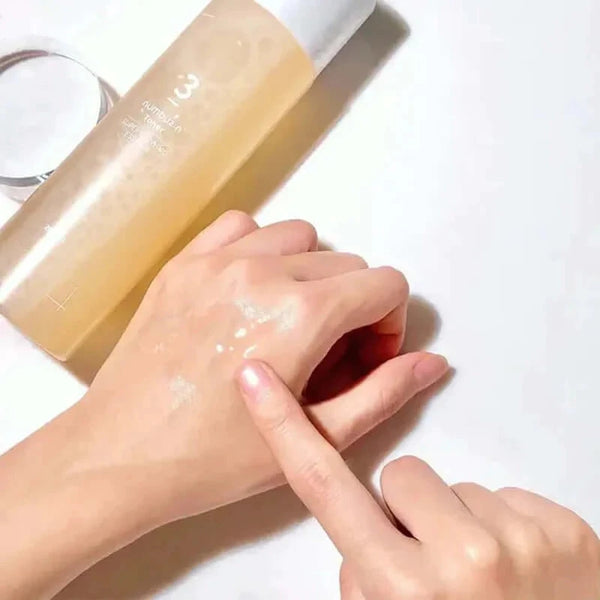 Balinošs toniks-esence ādas mitrināšanai un mirdzuma piešķiršanai Numbuzin No.3 Super Glowing Essence Toner